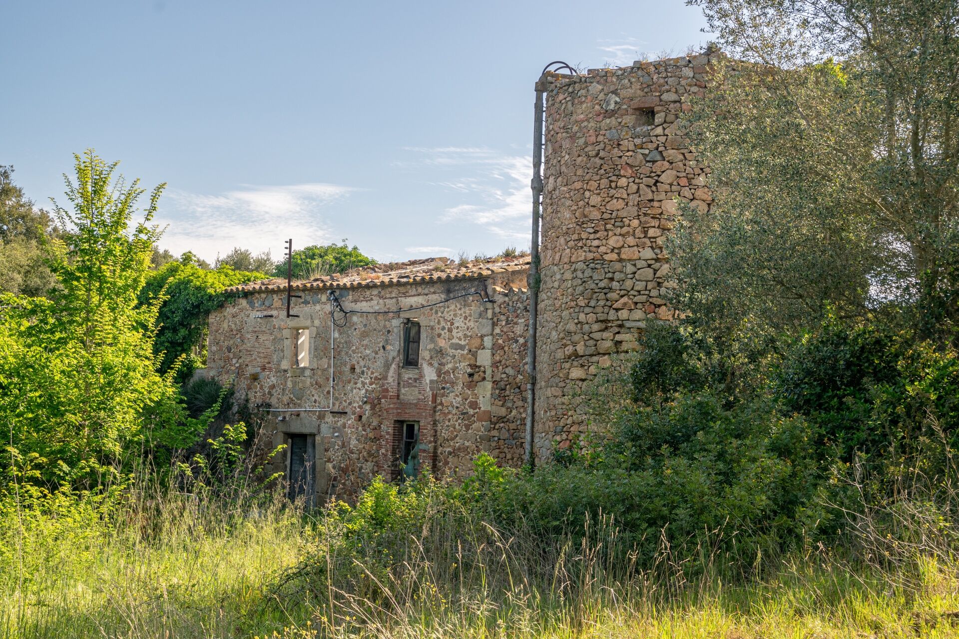 36ha of seafront land with 5 large stone buildings for sale